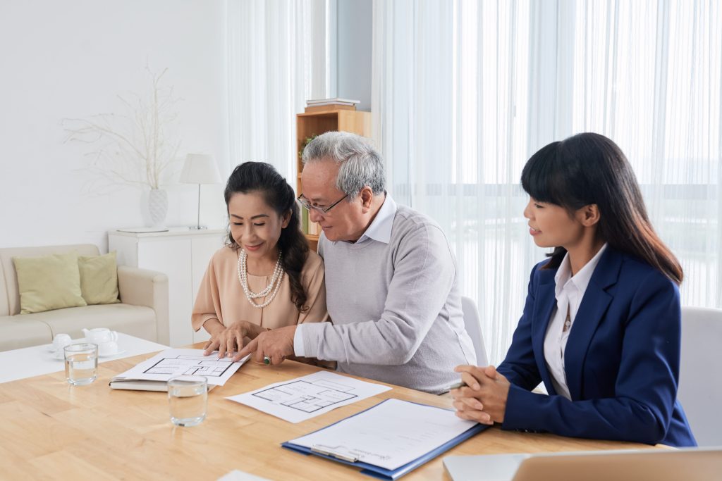 elderly couple spekaing with a lawyer